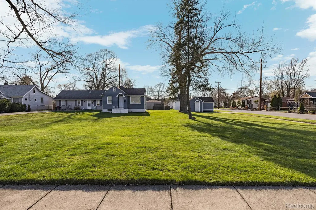 19205 Wakenden Street Redford Charter Township MI 48240