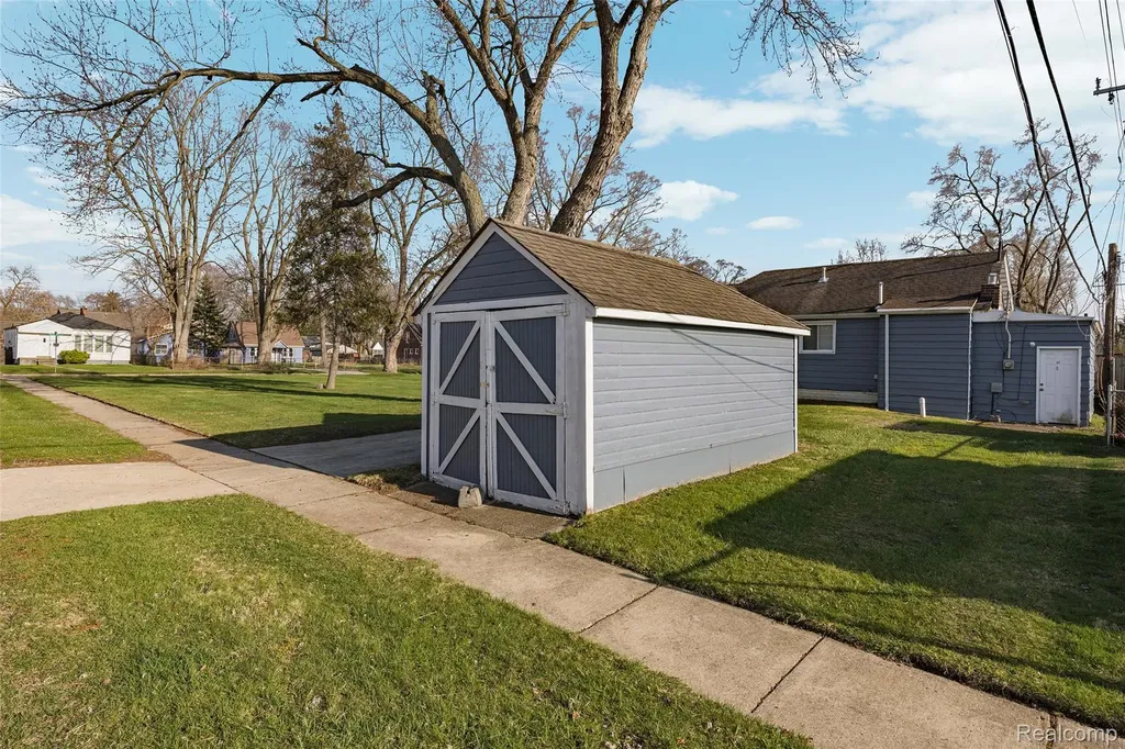 19205 Wakenden Street Redford Charter Township MI 48240