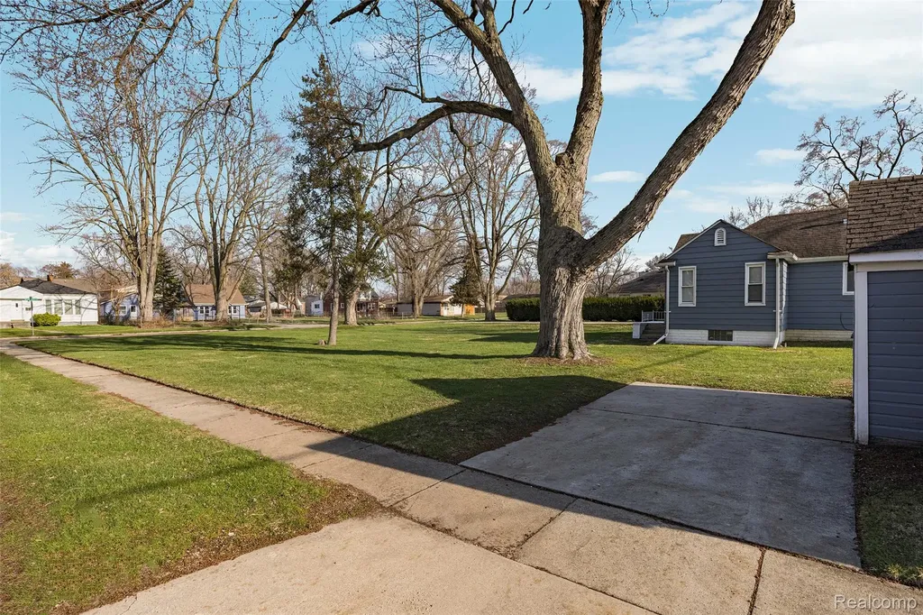 19205 Wakenden Street Redford Charter Township MI 48240
