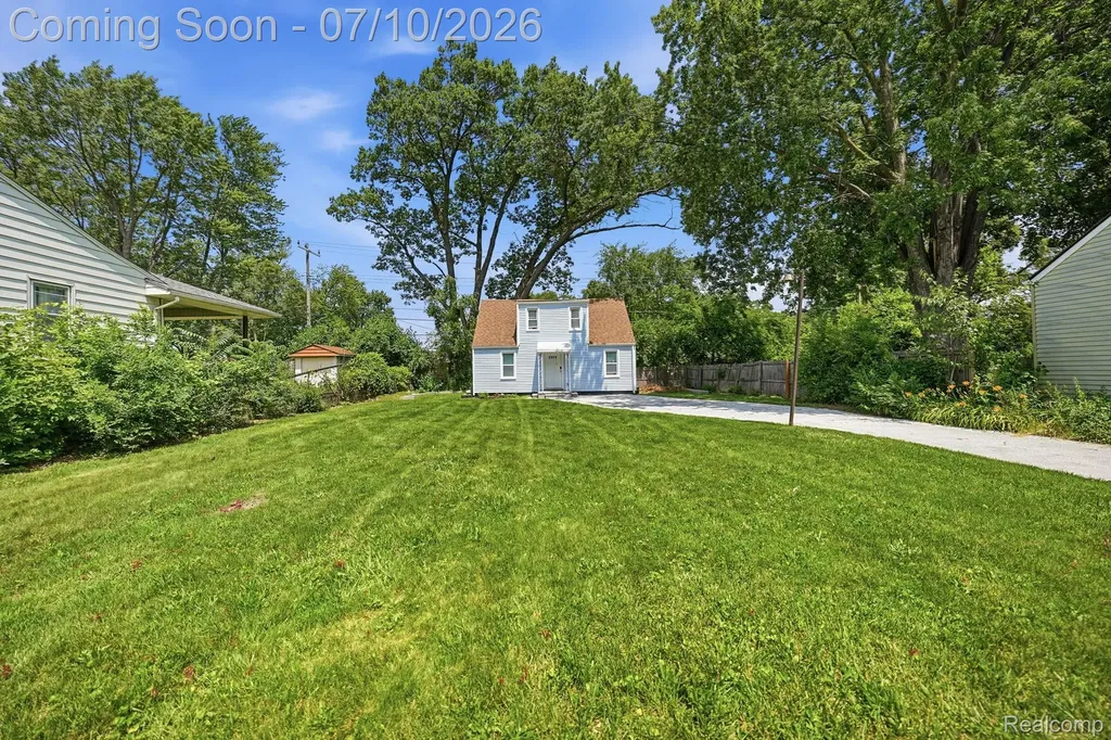 1523 E Madge Avenue Hazel Park City MI 48030