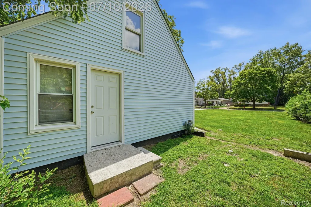 1523 E Madge Avenue Hazel Park City MI 48030