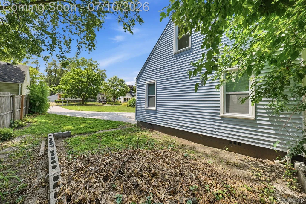 1523 E Madge Avenue Hazel Park City MI 48030