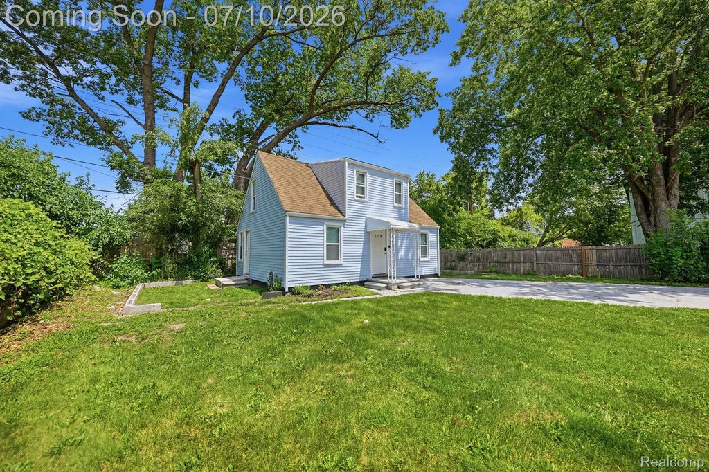 1523 E Madge Avenue Hazel Park City MI 48030