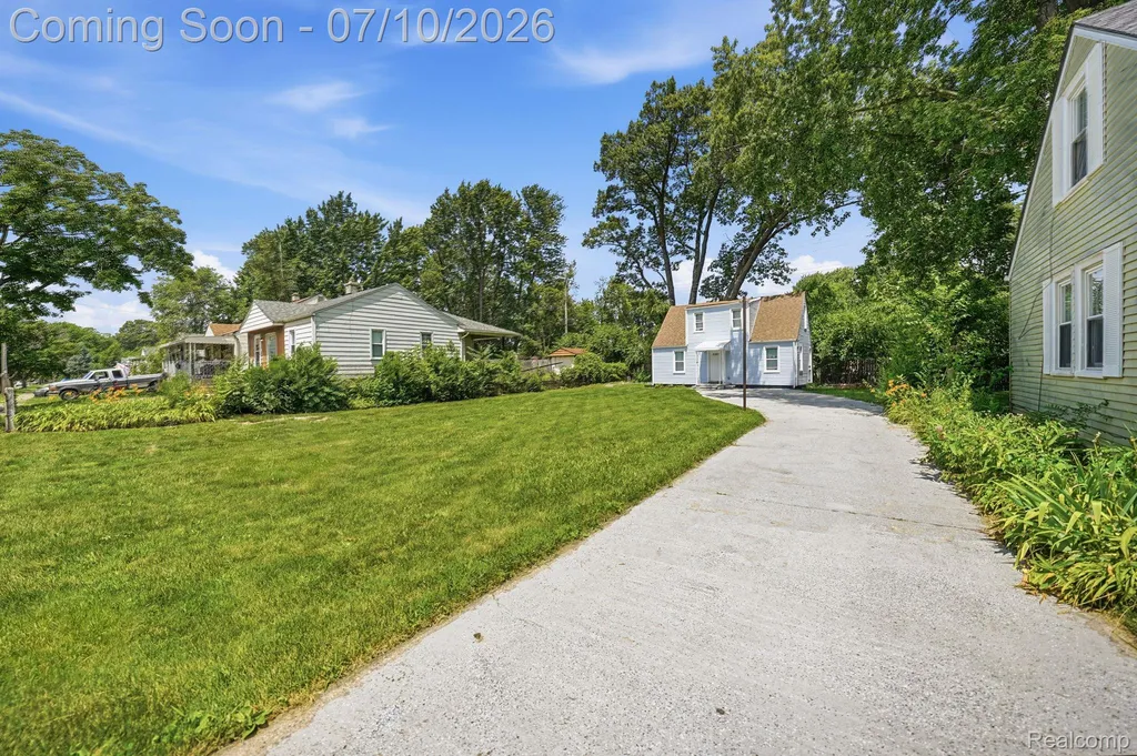 1523 E Madge Avenue Hazel Park City MI 48030