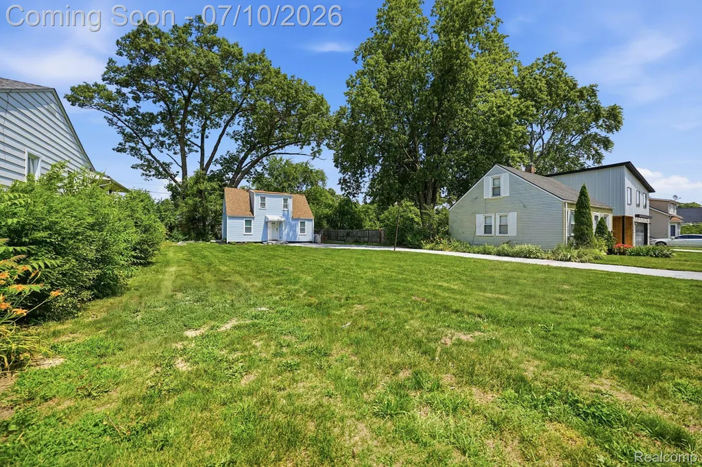 1523 E Madge Avenue Hazel Park City MI 48030