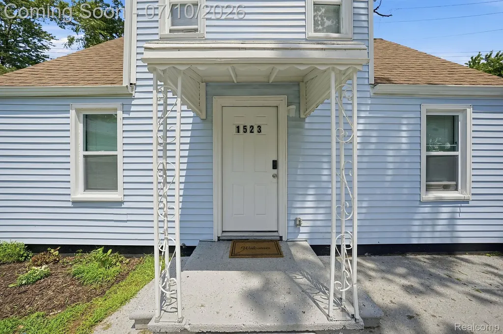 1523 E Madge Avenue Hazel Park City MI 48030