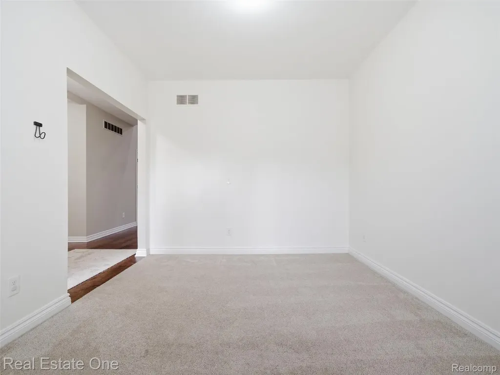 9572 Kingsway Circle Springfield Charter Township MI 48348