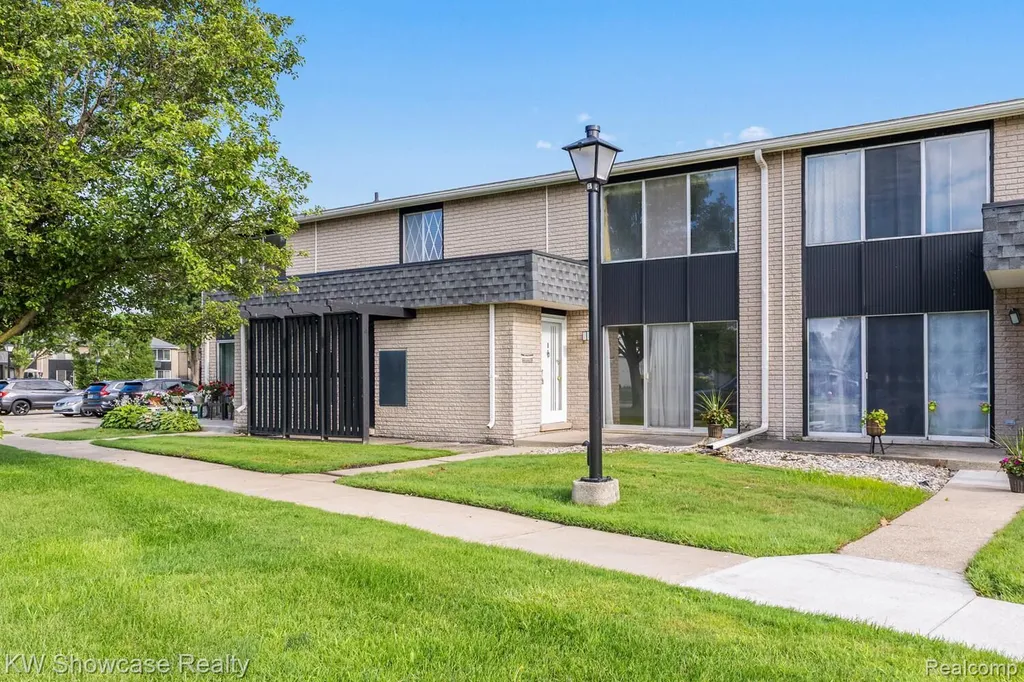 30167 Lorraine Avenue Warren City MI 48093