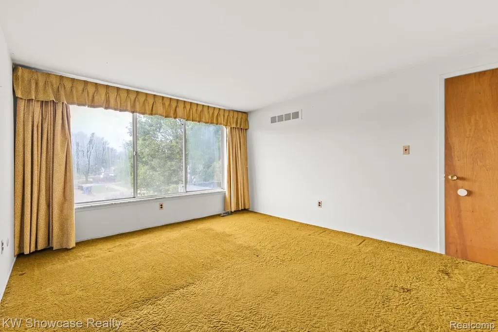 30167 Lorraine Avenue Warren City MI 48093