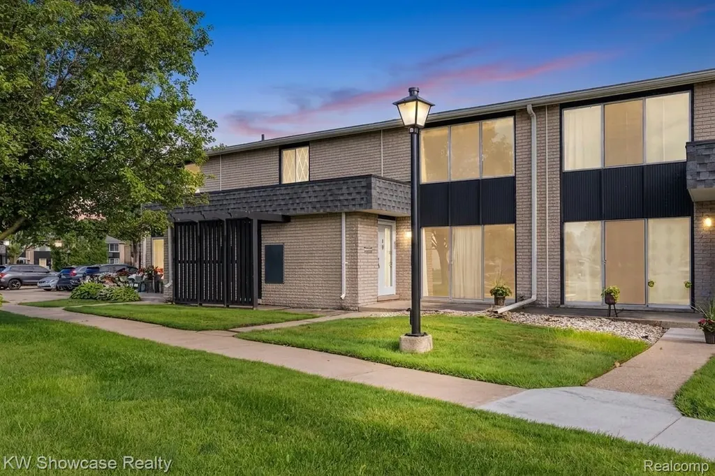 30167 Lorraine Avenue Warren City MI 48093