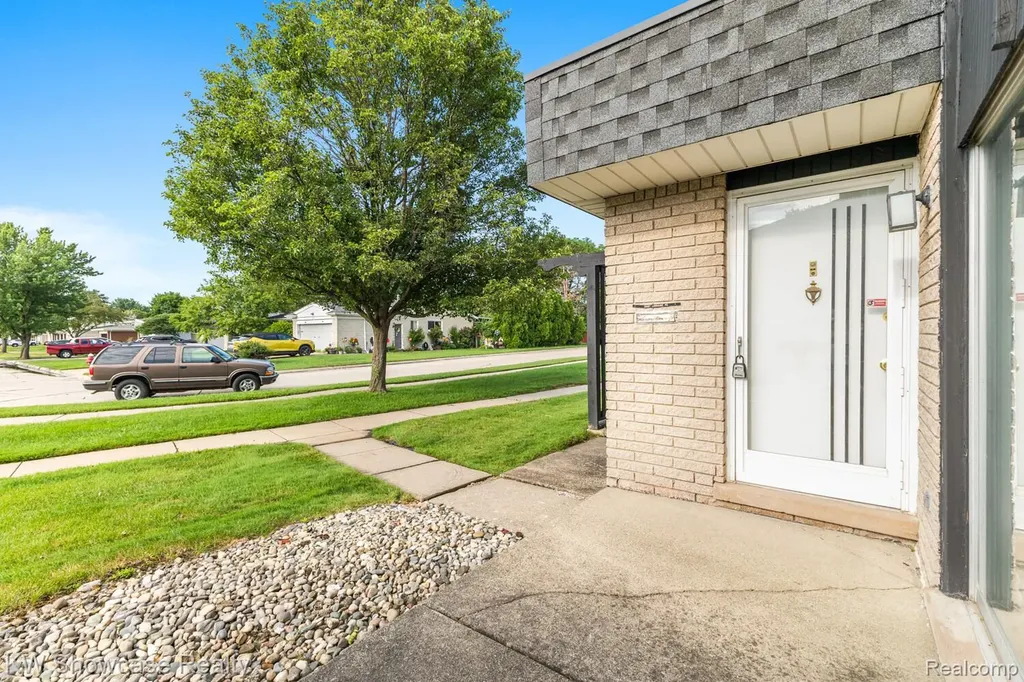 30167 Lorraine Avenue Warren City MI 48093