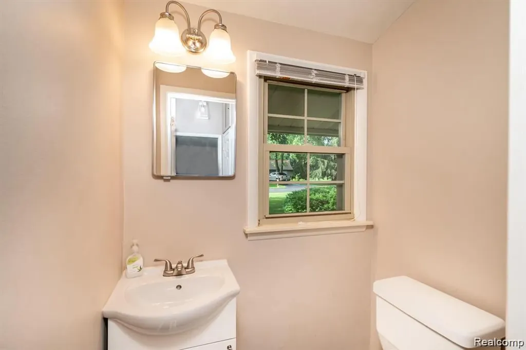 1239 Ashover Drive Bloomfield Charter Township MI 48304