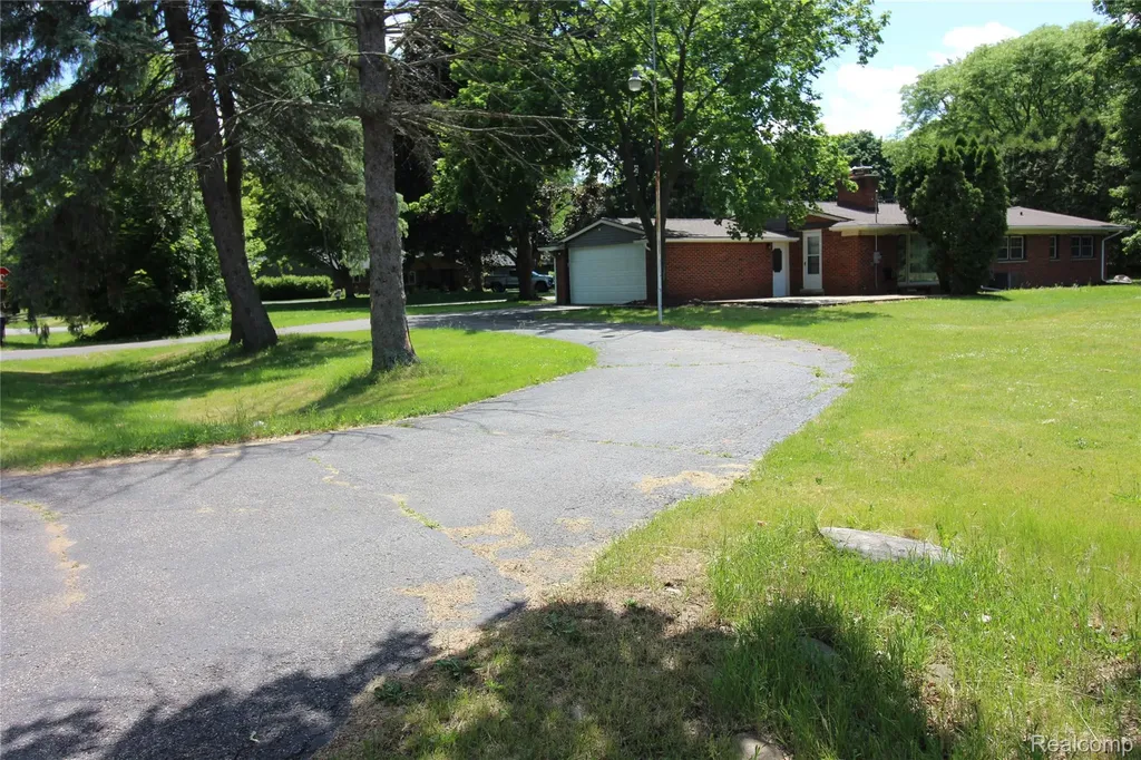 1239 Ashover Drive Bloomfield Charter Township MI 48304