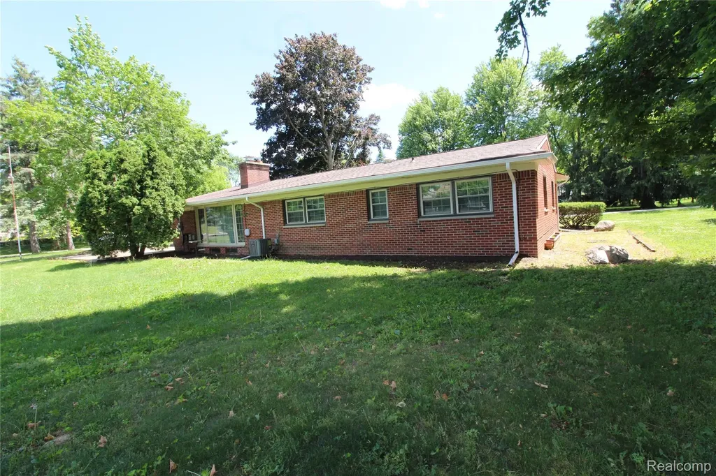 1239 Ashover Drive Bloomfield Charter Township MI 48304