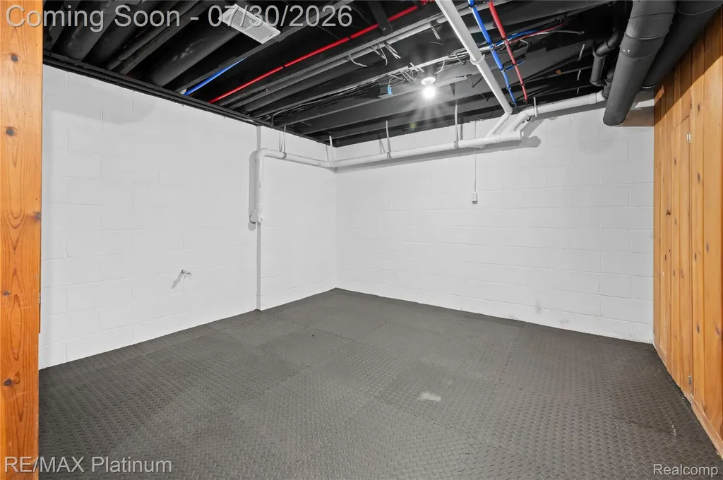 640 N Adelaide Street Fenton City MI 48430