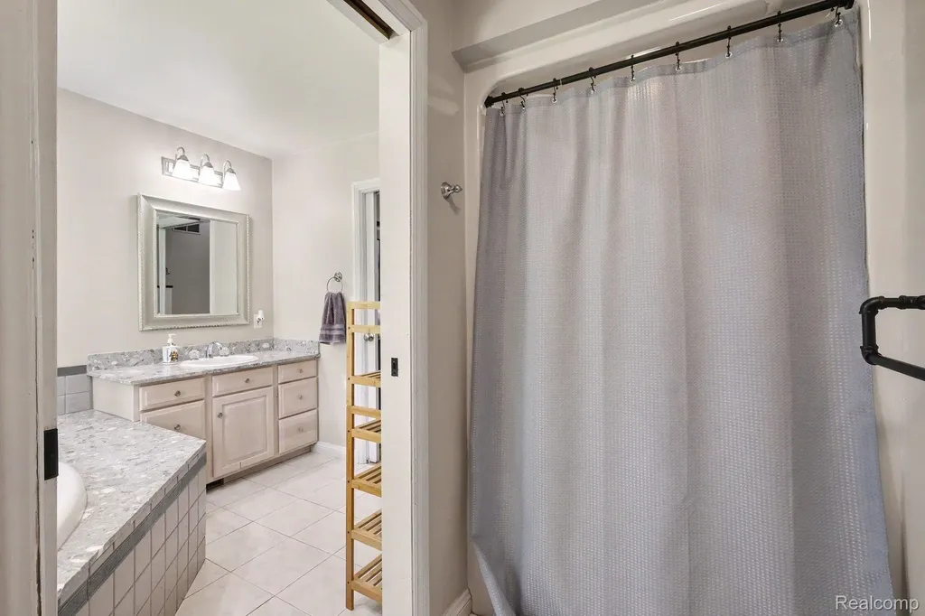 13445 Chateau Cove Drive Groveland Township MI 48442