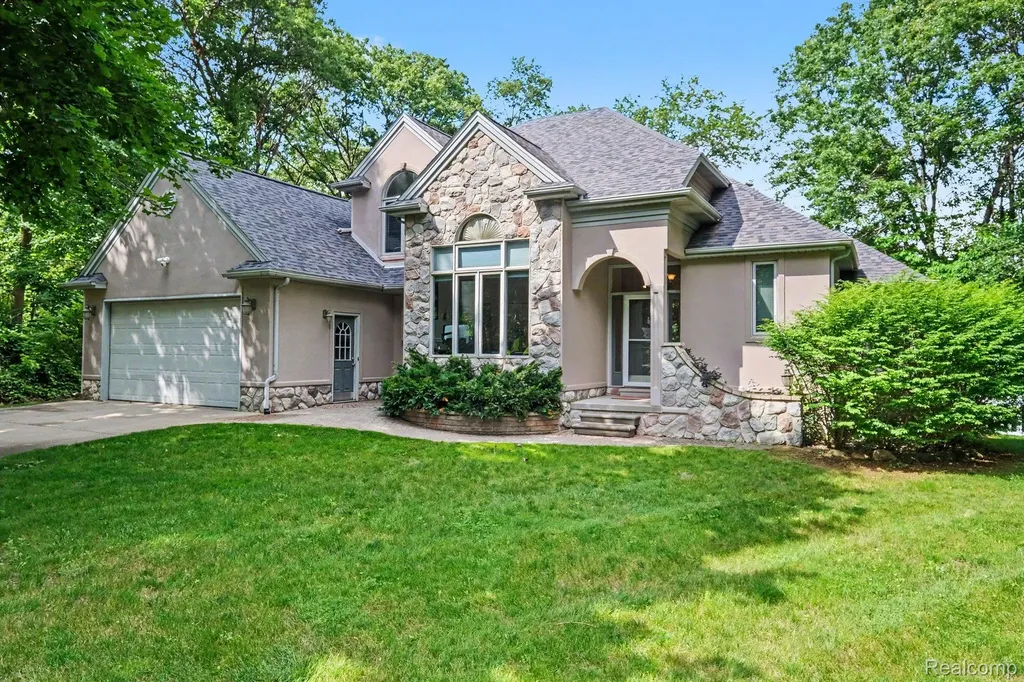 13445 Chateau Cove Drive Groveland Township MI 48442