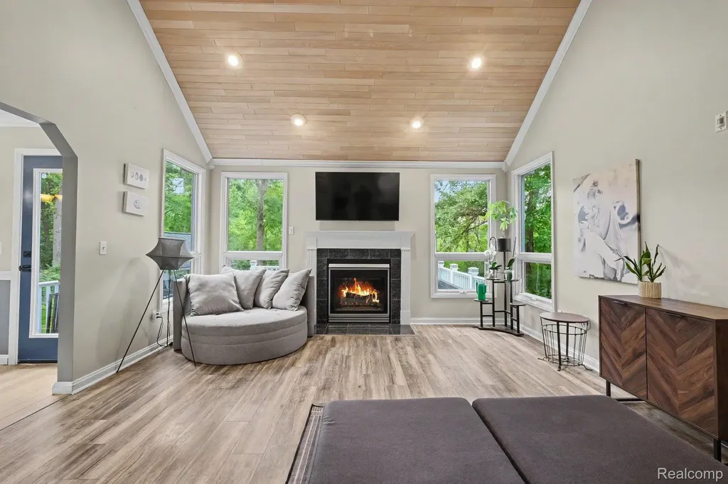 13445 Chateau Cove Drive Groveland Township MI 48442