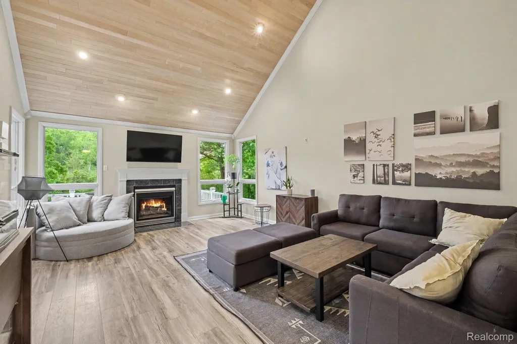 13445 Chateau Cove Drive Groveland Township MI 48442