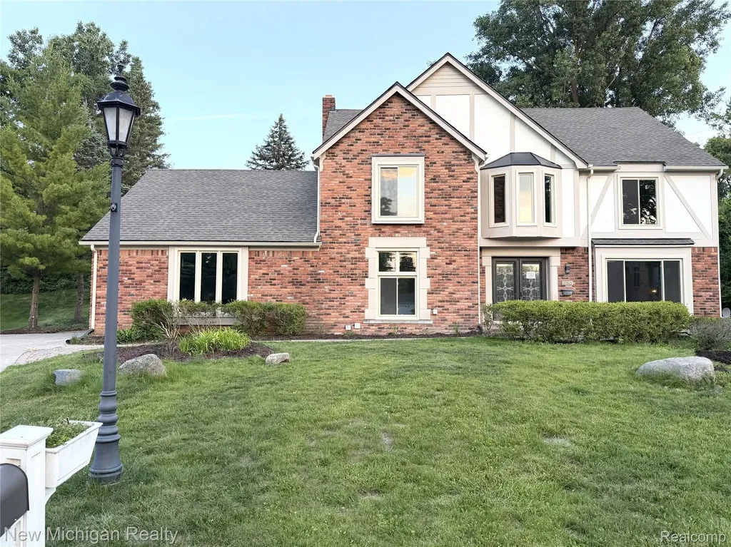 650 Deerfield Court Rochester Hills City MI 48309