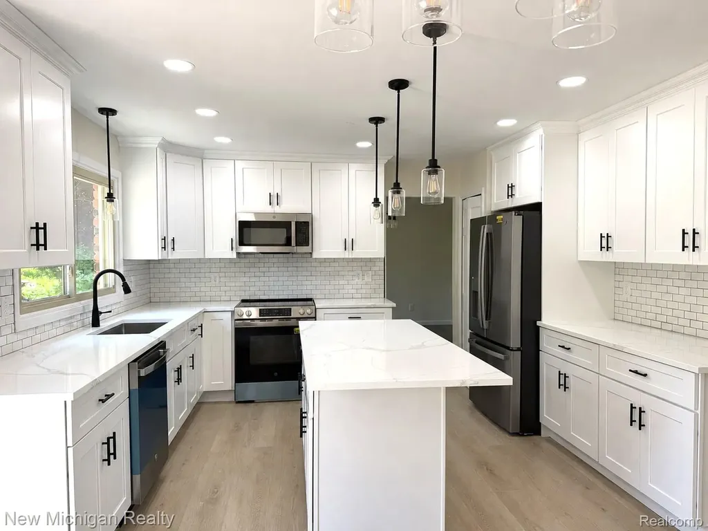650 Deerfield Court Rochester Hills City MI 48309