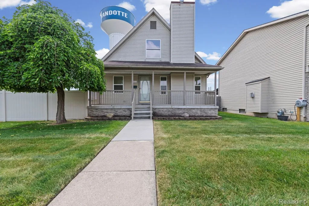 941 Pine Street Wyandotte City MI 48192