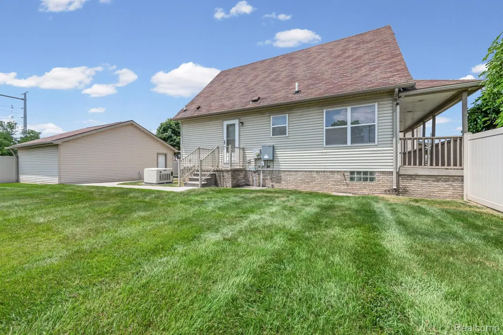 941 Pine Street Wyandotte City MI 48192