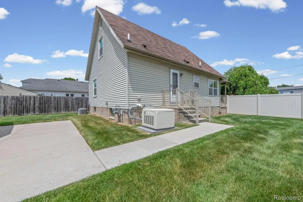 941 Pine Street Wyandotte City MI 48192