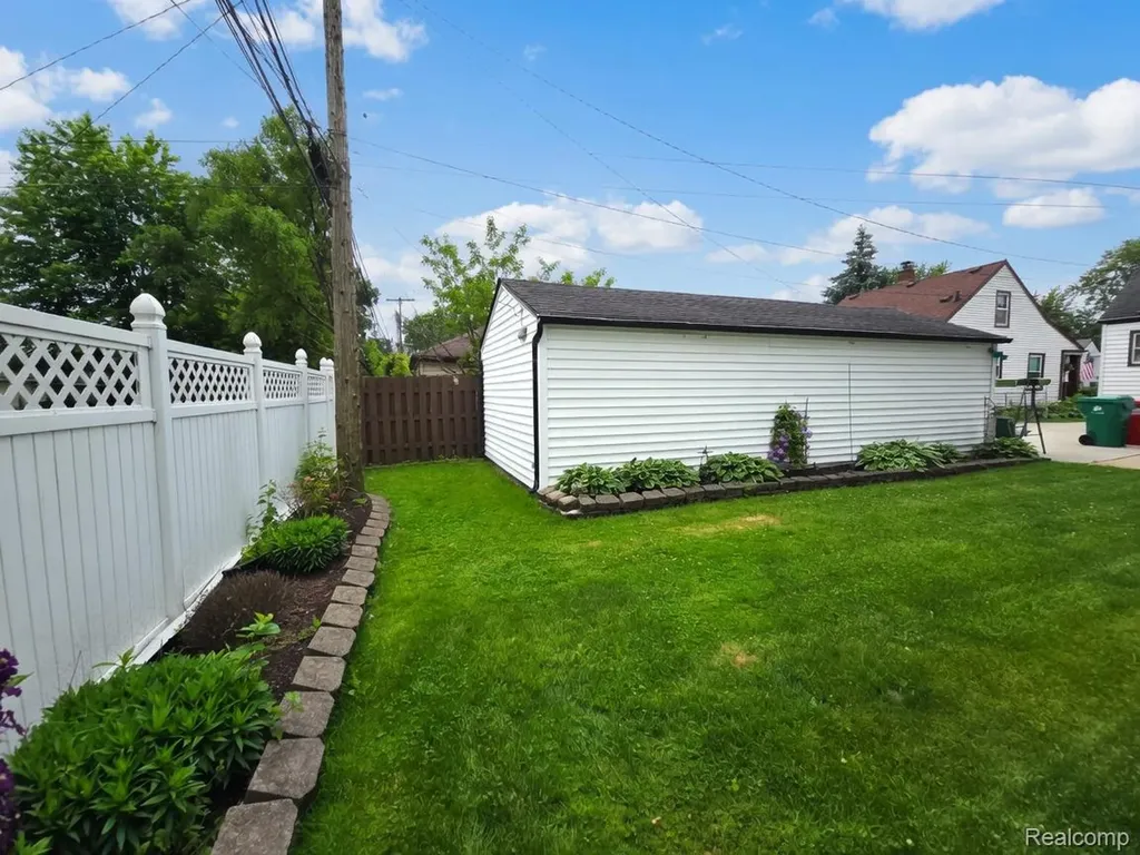 23776 Normandy Avenue Eastpointe City MI 48021