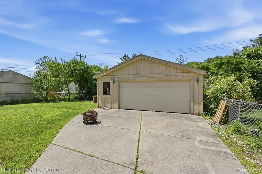 17159 Rougeway Street Livonia City MI 48152