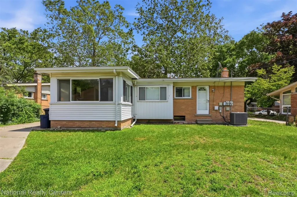 17159 Rougeway Street Livonia City MI 48152