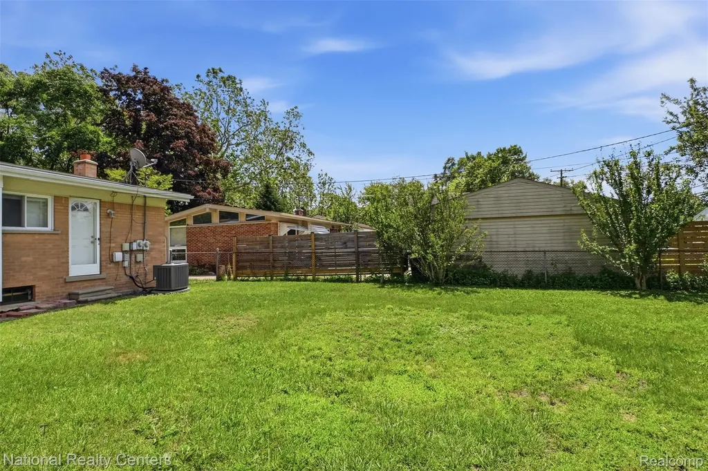 17159 Rougeway Street Livonia City MI 48152