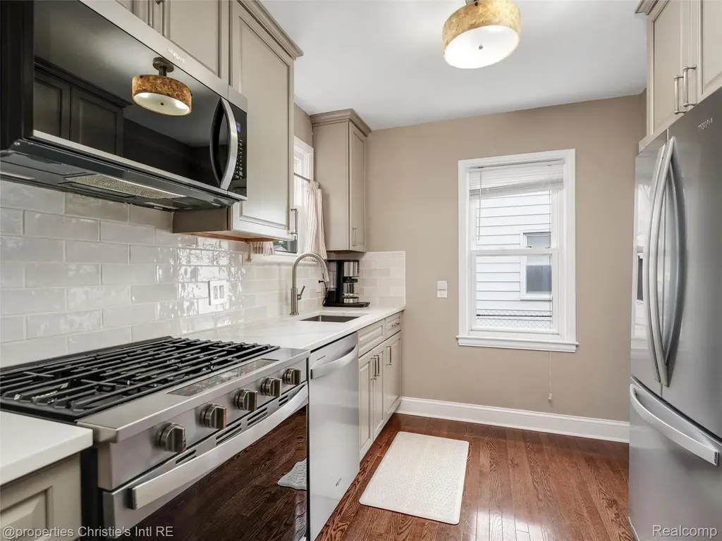 1864 Cummings Avenue Berkley City MI 48072