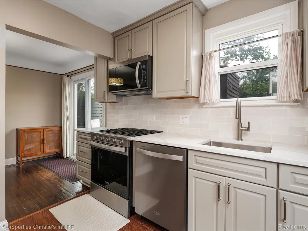 1864 Cummings Avenue Berkley City MI 48072