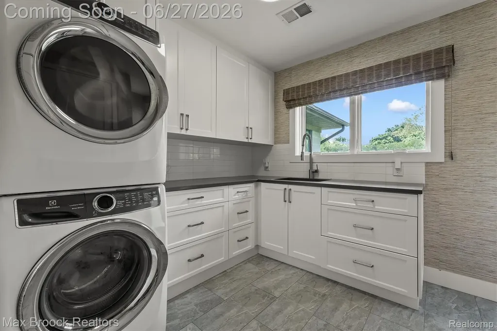 7400 Parkstone Lane Bloomfield Charter Township MI 48301