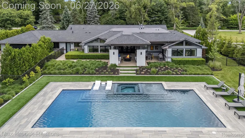 7400 Parkstone Lane Bloomfield Charter Township MI 48301