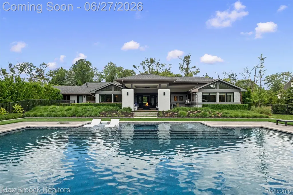 7400 Parkstone Lane Bloomfield Charter Township MI 48301