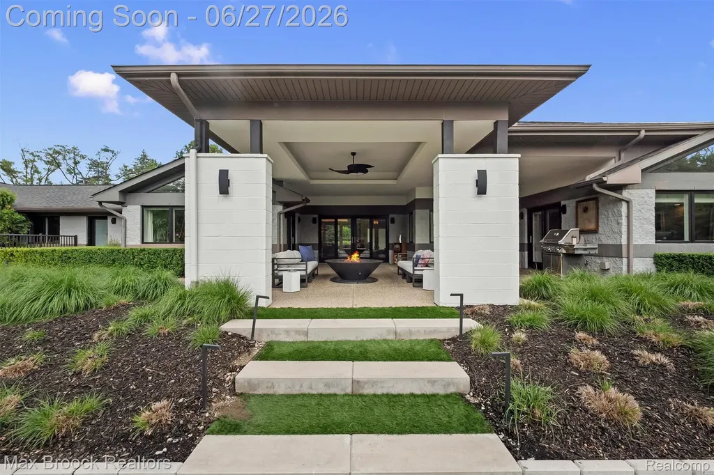 7400 Parkstone Lane Bloomfield Charter Township MI 48301