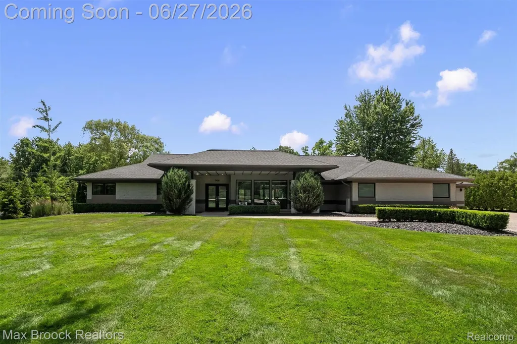 7400 Parkstone Lane Bloomfield Charter Township MI 48301