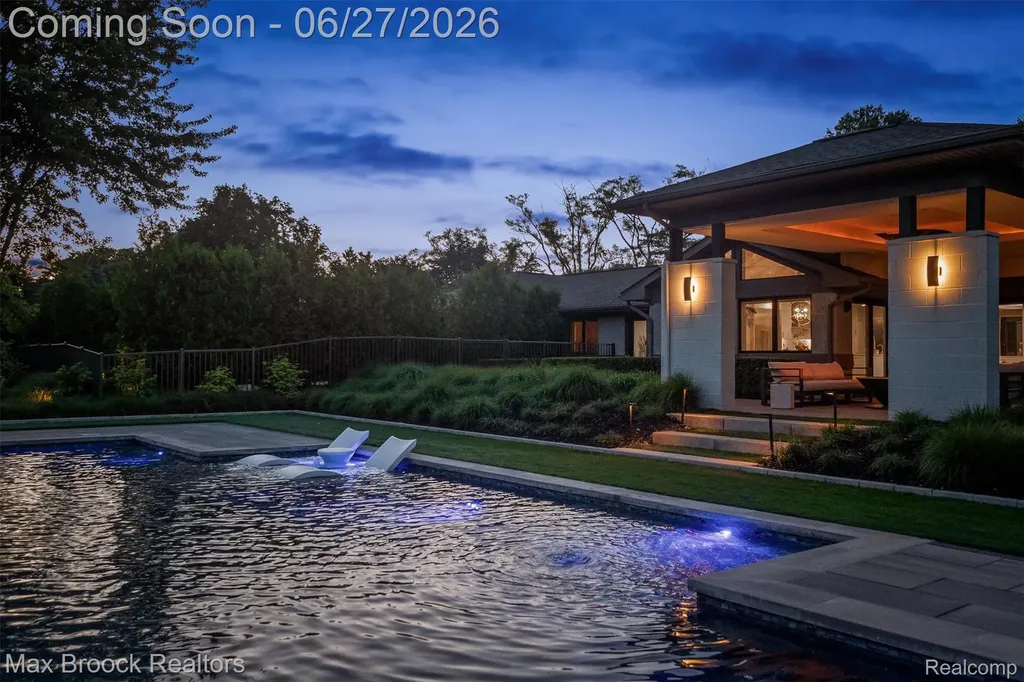 7400 Parkstone Lane Bloomfield Charter Township MI 48301
