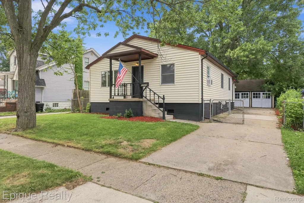 22095 Elmwood Avenue Eastpointe City MI 48021