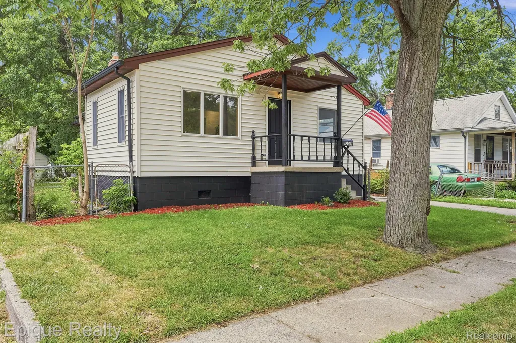 22095 Elmwood Avenue Eastpointe City MI 48021