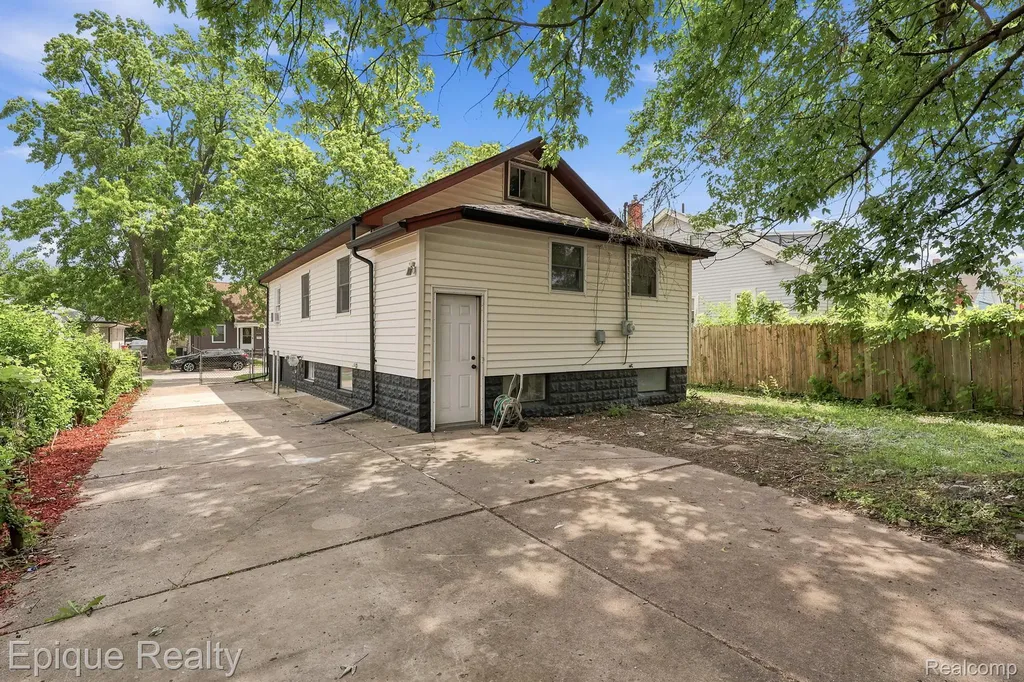 22095 Elmwood Avenue Eastpointe City MI 48021