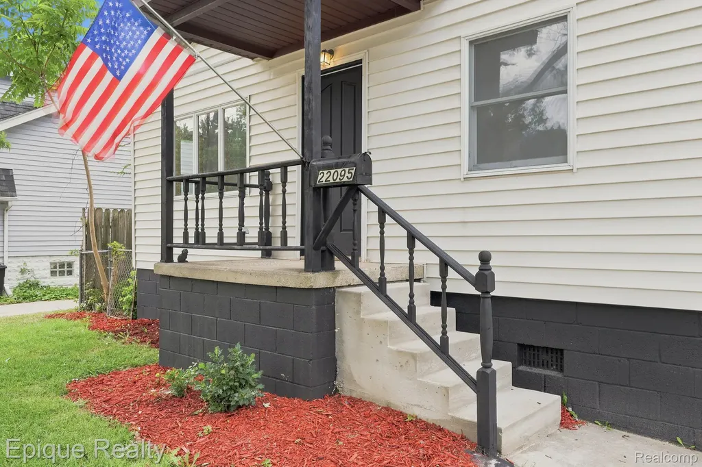 22095 Elmwood Avenue Eastpointe City MI 48021
