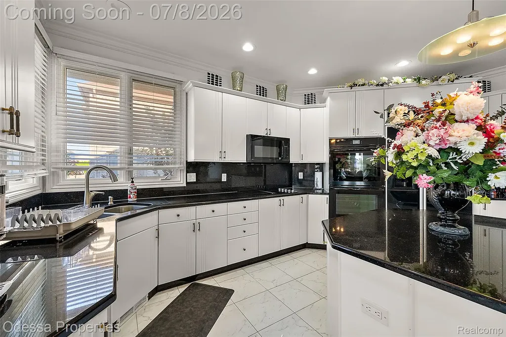 12984 Azure Drive Shelby Charter Township MI 48315