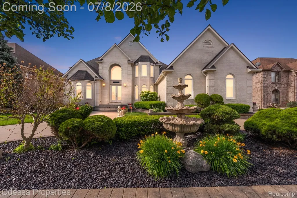 12984 Azure Drive Shelby Charter Township MI 48315