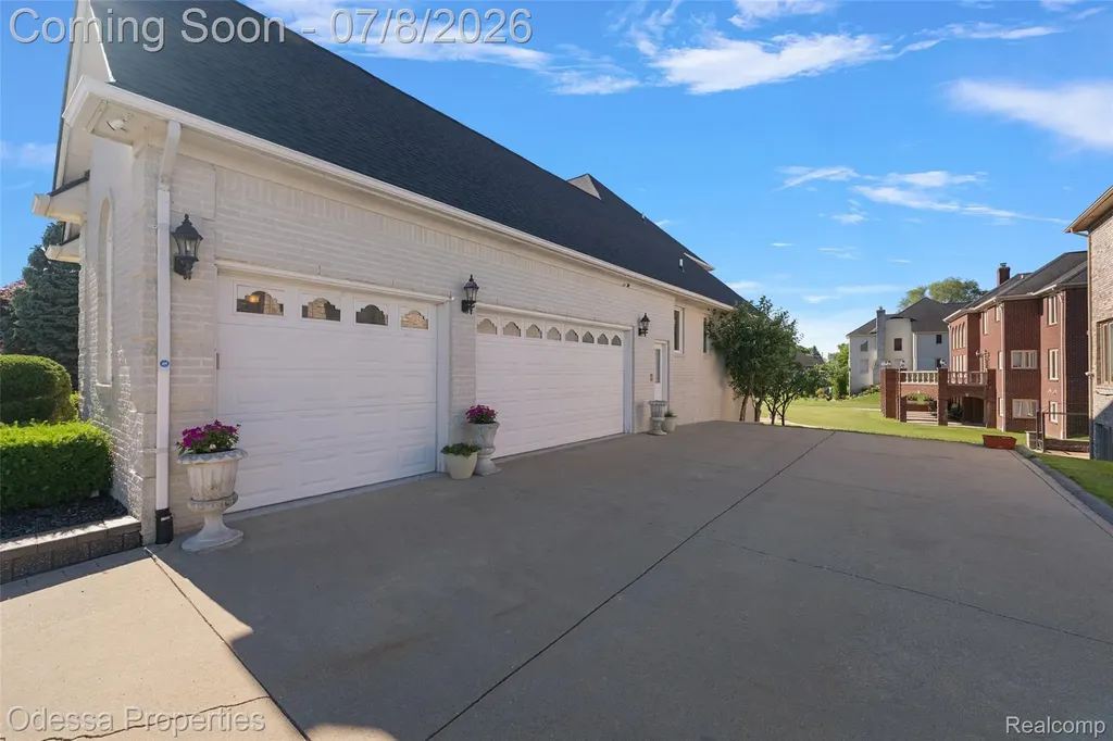 12984 Azure Drive Shelby Charter Township MI 48315