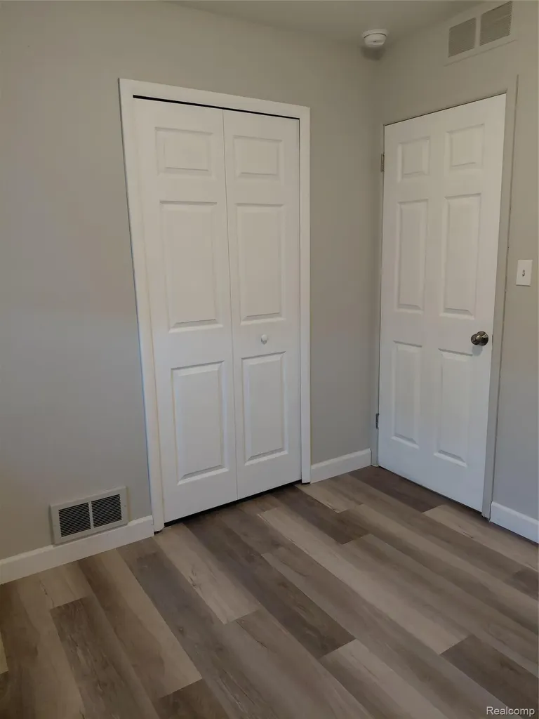 513 S Hawthorne Street Westland City MI 48186