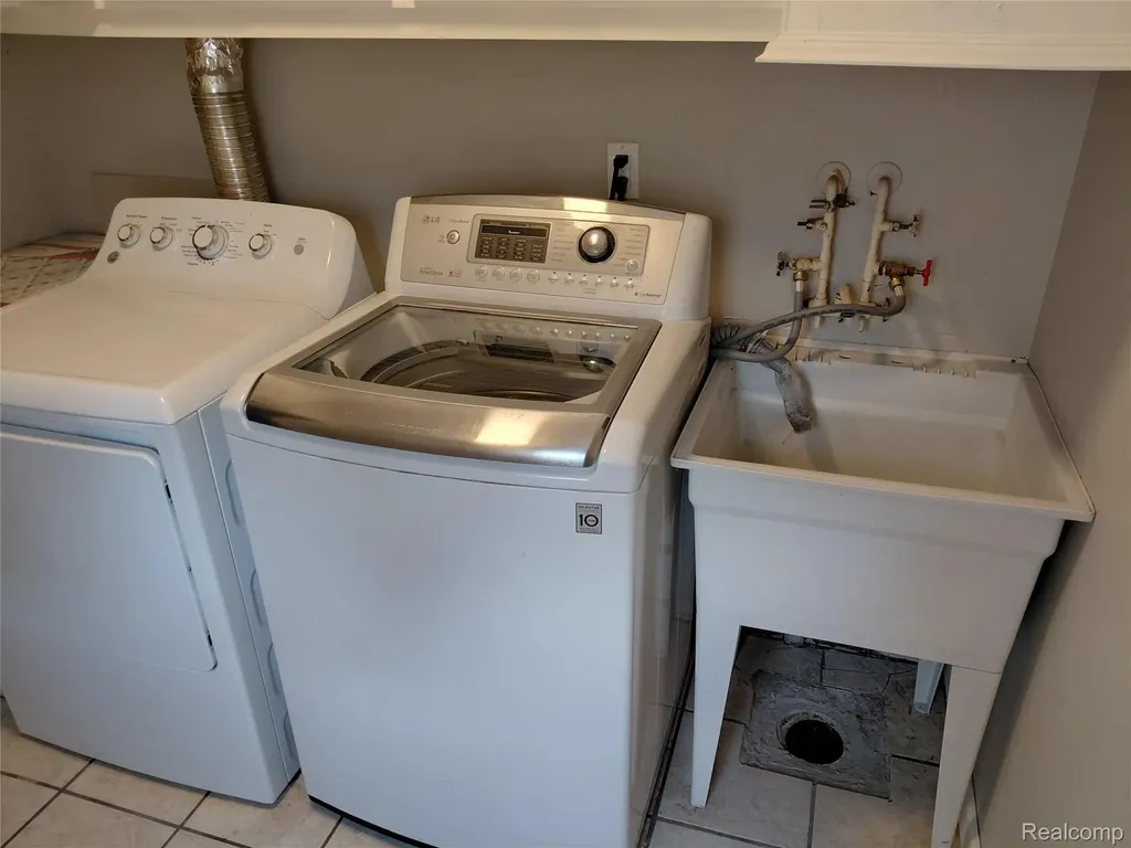 513 S Hawthorne Street Westland City MI 48186