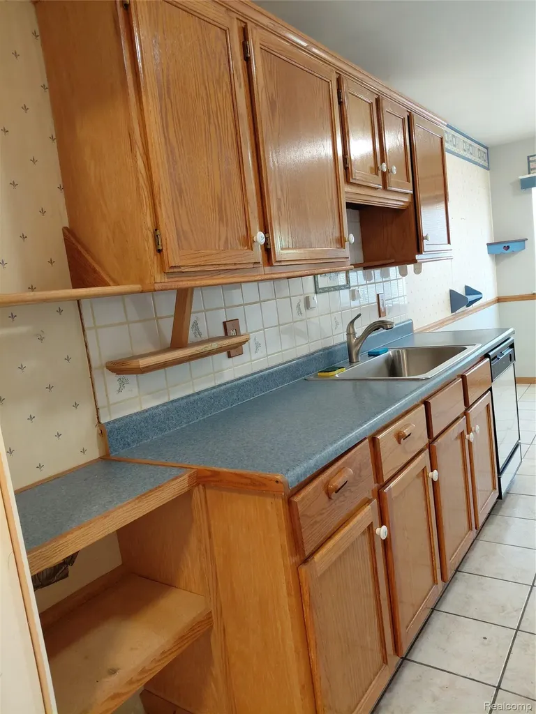 513 S Hawthorne Street Westland City MI 48186